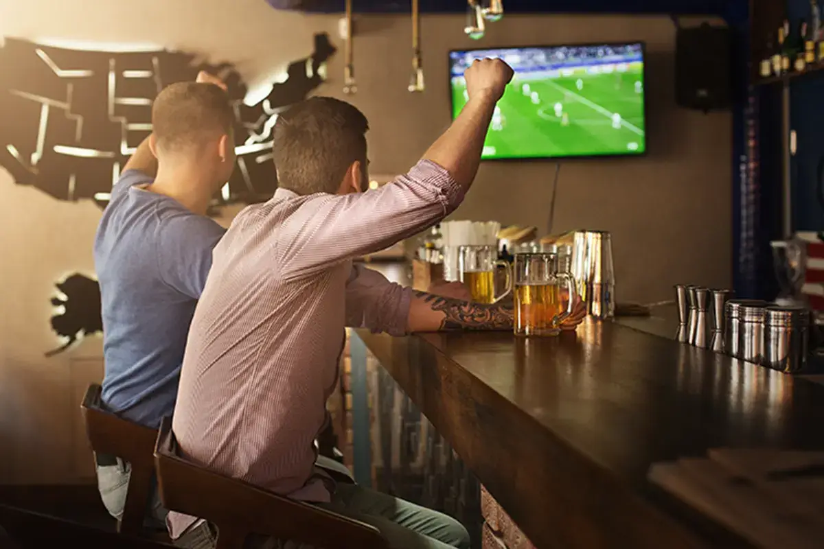 La mancanza di turisti, una brutta defezione La Nazionale nei bar per gli Europei Tutto pieno, ma mancano i turisti